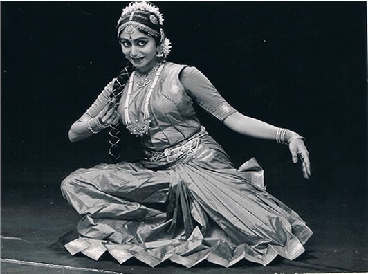Shantha Ratii while performing