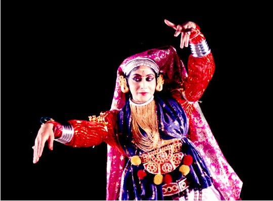 Shantha Ratii while performing