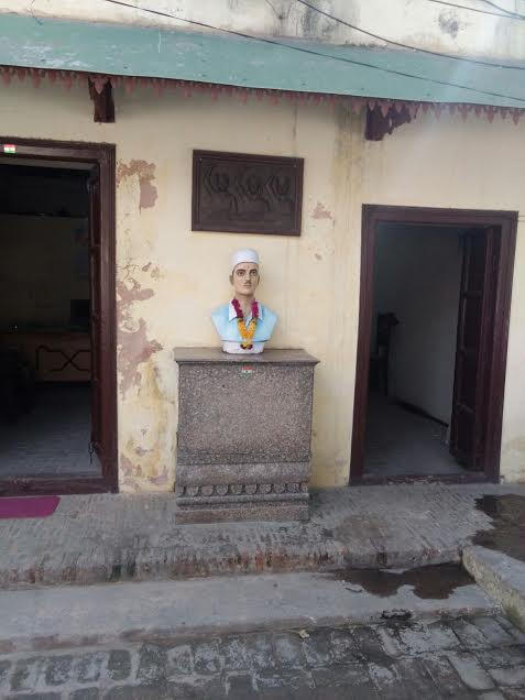 Bust of Sukhdev Thapar kept in the courtyard of his ancestral house in Ludhiana. 