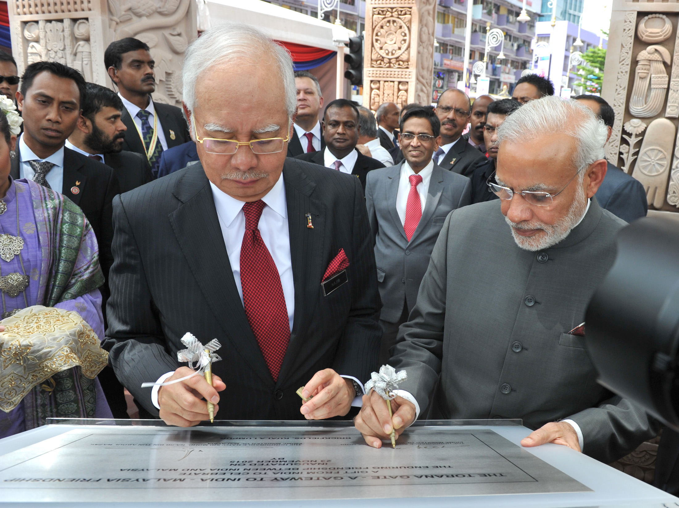 Malaysian PM Najib Razak (L) with his Indian counterpart Narendra Modi.