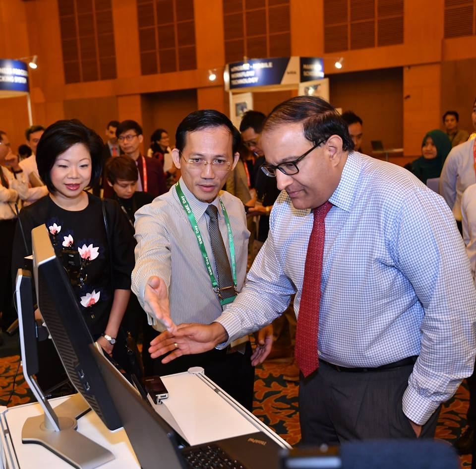 S Iswaran, Minister for Trade and Industry (Industry) interacting with participants of SME Day, 2017.