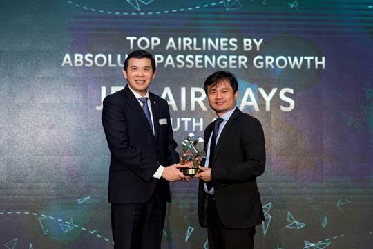 Paul Wu, General Manager – Singapore & Oceania, Jet Airways, receiving the ‘Top Airline by Absolute Passenger Growth’ award from Lee Seow Hiang, CEO of Changi Airport Group, at the 12th Changi Airline Awards 2017.