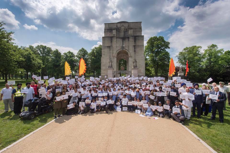 Children holding up names of Indian labourers who served with Britain during World War I at The Arch of Remembrance, Leicester. The Arch is the sister monument to the India Gate in Delhi. Both were designed by Edwin Lutyens.