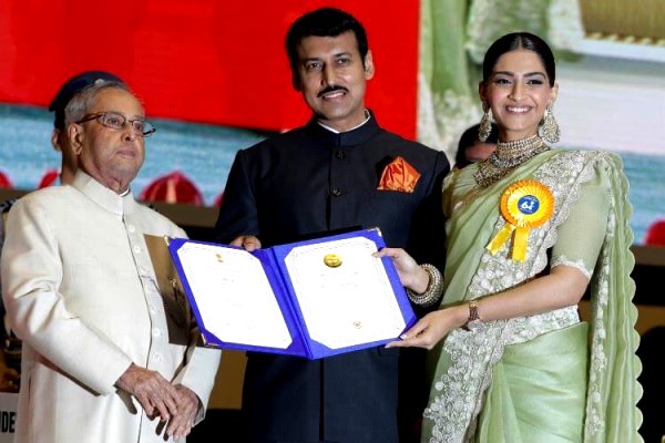 Sonam Kapoor (extreme right) while receiving the national Award from the President of India, Pranab Mukherjee (left)