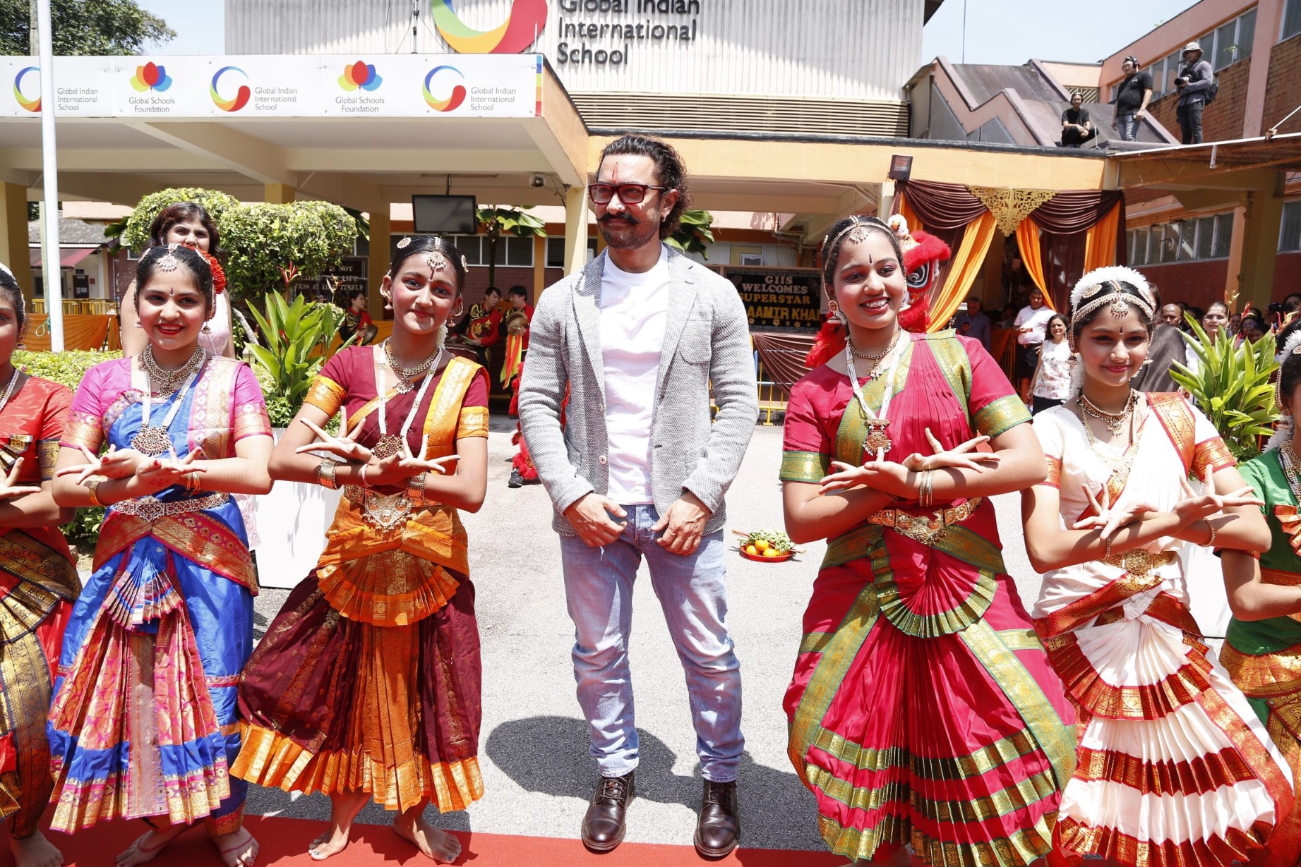 Aamir Khan being welcomed to Global Indian International School by students. 