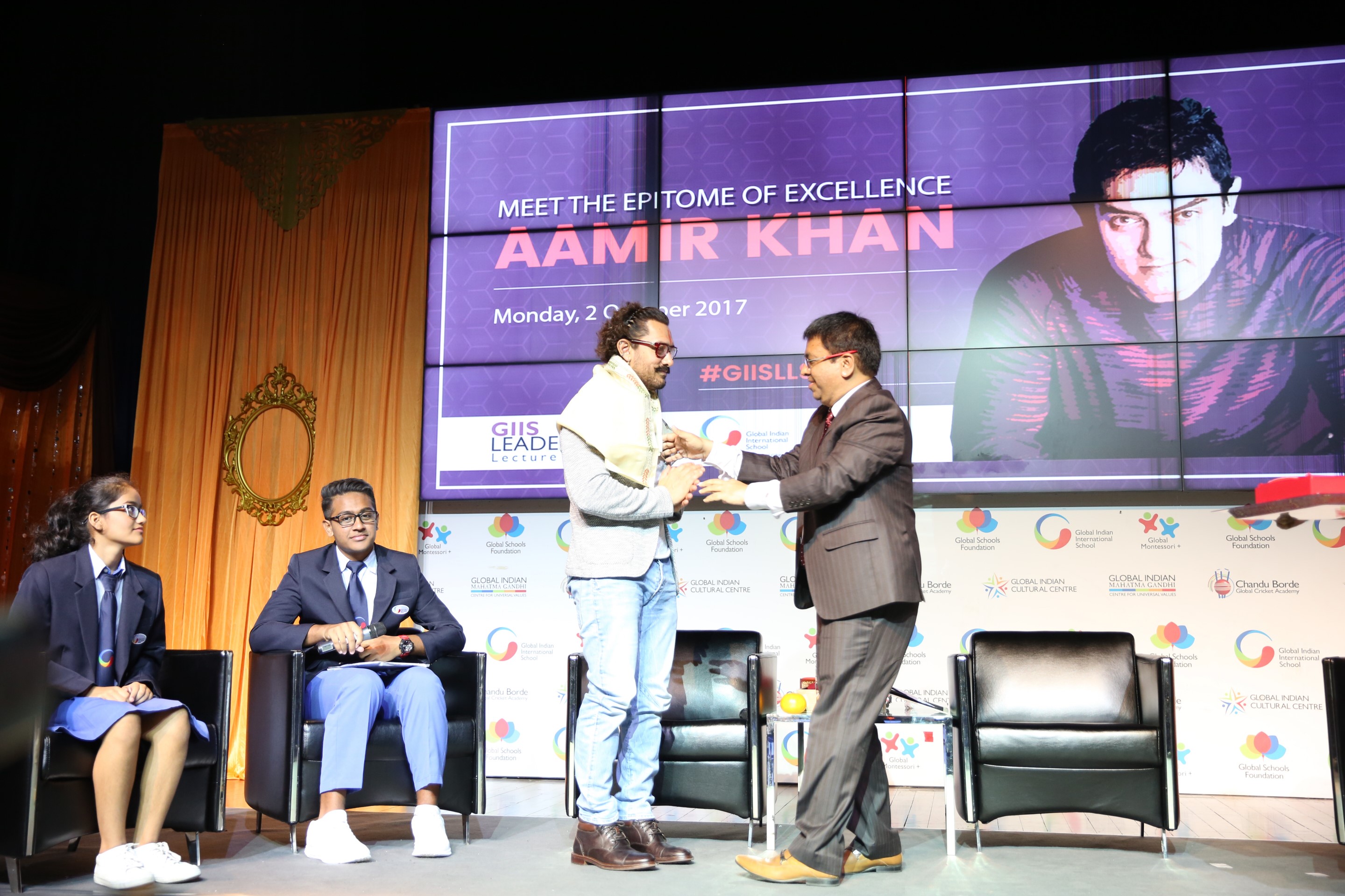 Atul Temurnikar felicitating Aamir Khan. 