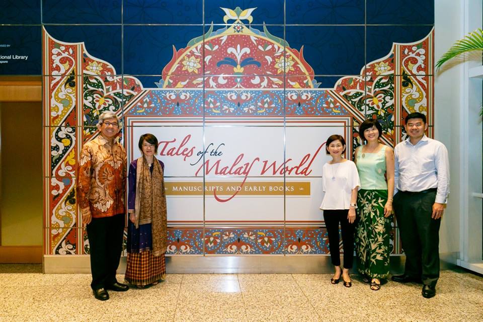 From L to R: Minister Yaacob Ibrahim, Ms Tan Huism, Deputy Director, Content & Services (SingSEA and Exhibitions), Mrs Elaine Ng, CEO of NLB, Mrs Wai Yin Pryke, Director of the National Library and Mr Gabriel Lim, Permanent Secretary for MCI