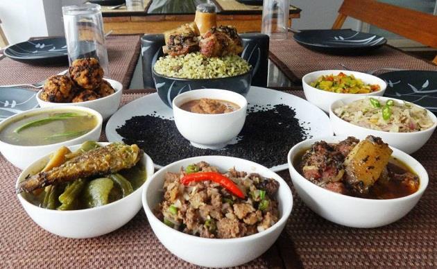 Varying with different tribes, the thali comprises of sticky rice, spicy meat and fish preparations, steamed foods like momos, vegetables, pickled bamboo shoots etc