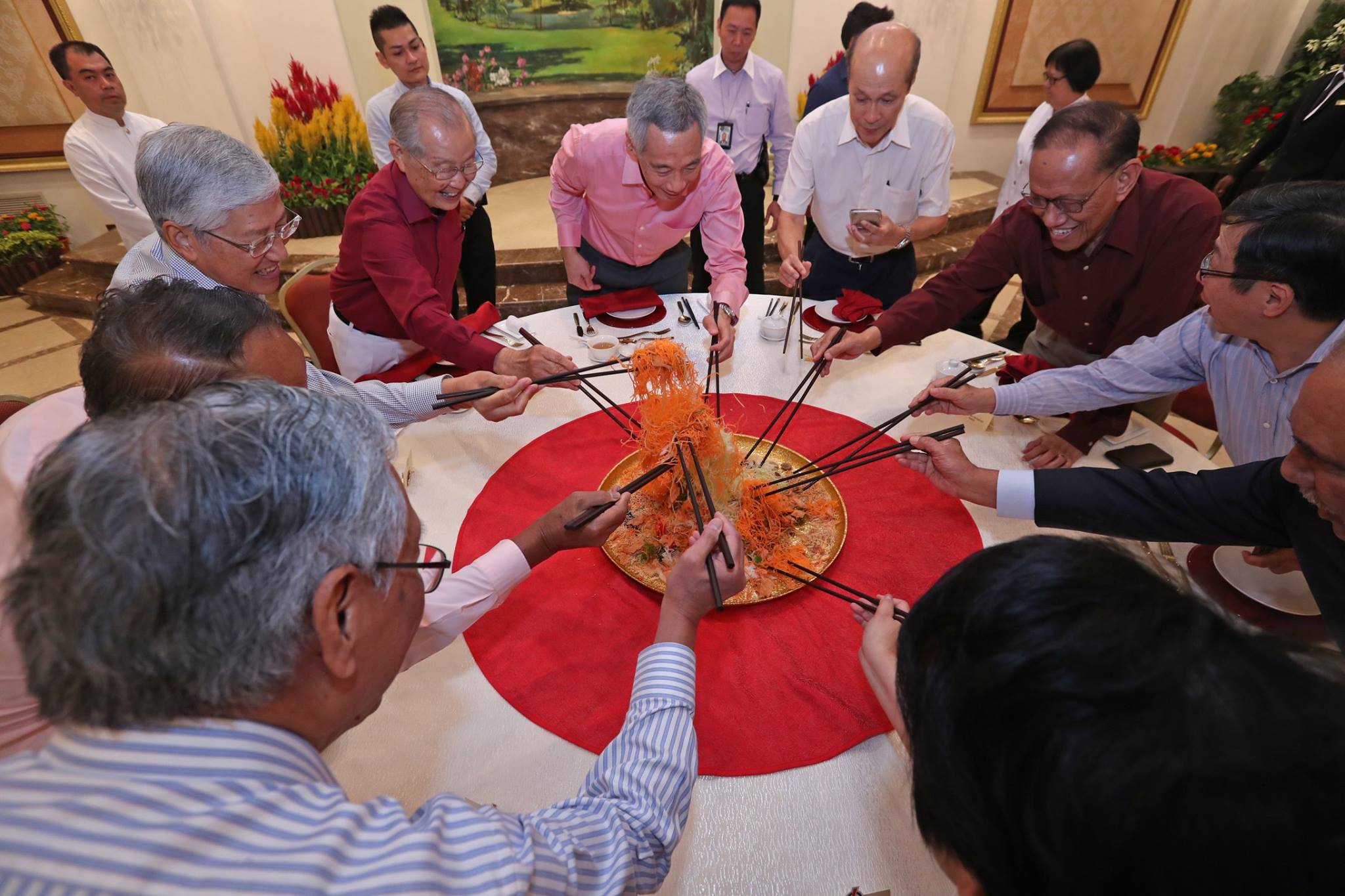 Singapore Prime Minister Lee Hsein Loong enjoying the traditional yu sheng dish along with former Members of Parliament. 