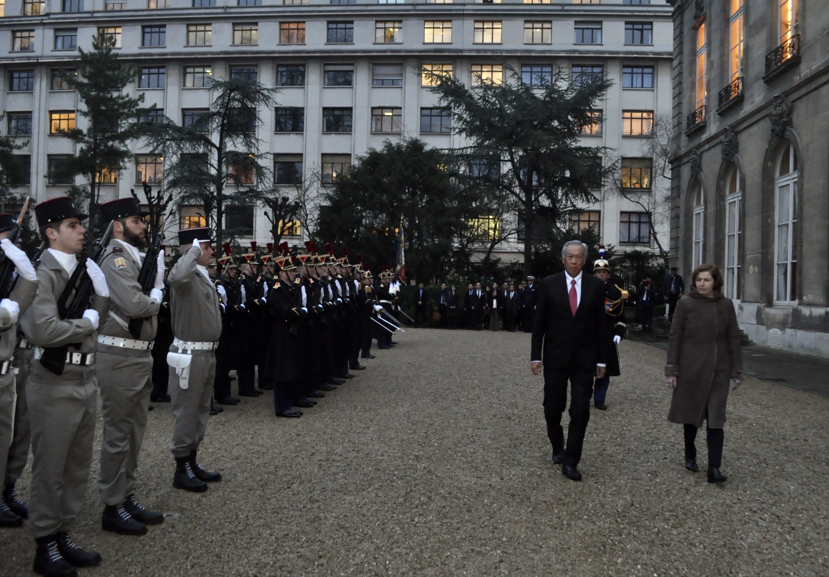 Dr Ng Eng Hen reviewing the Honour Guard at the Ministry of the Armed Forces in Paris.