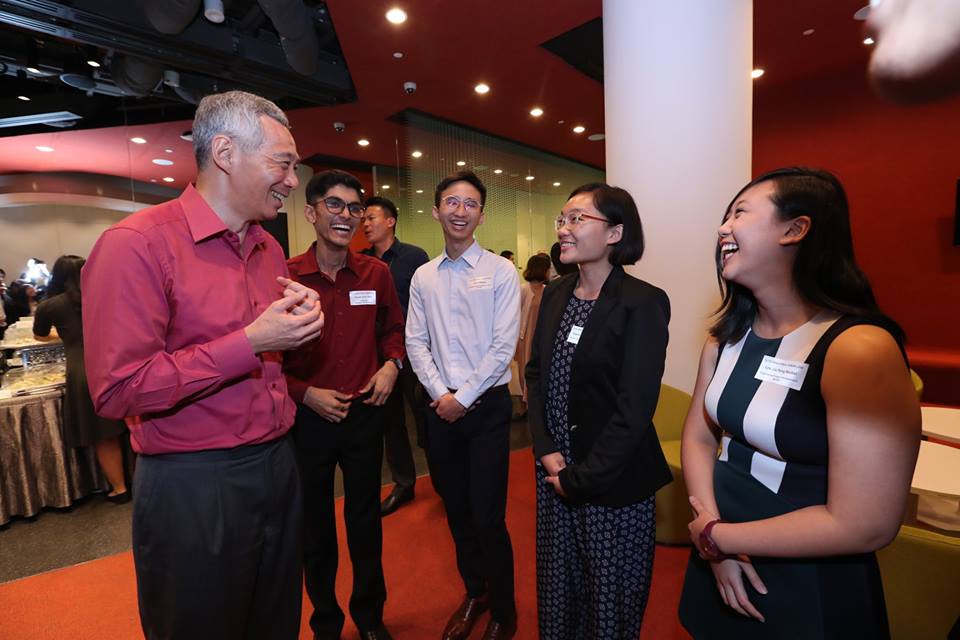 Prime Minister Lee Hsien Loong interacting with the students of SUTD. 