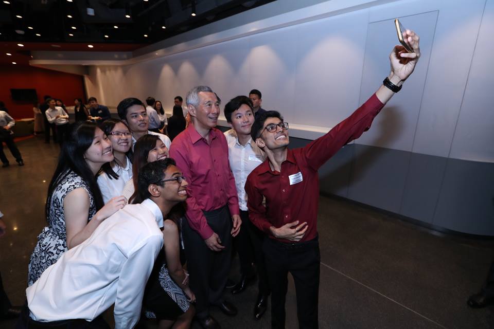 Students of SUTD taking a selfie in the company of Prime Minister Lee Hsien Loong. 