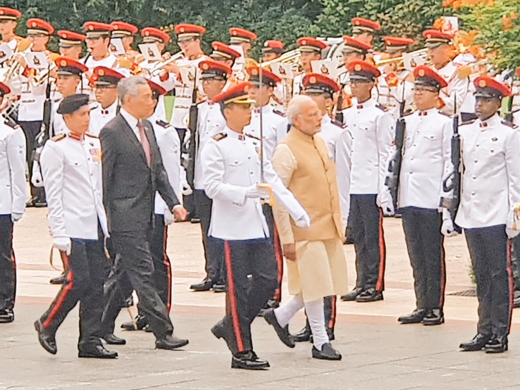 Prime Minister of Singapore Lee Hsien Loong is also present while PM Modi is accorded ceremonial welcome at Istana.