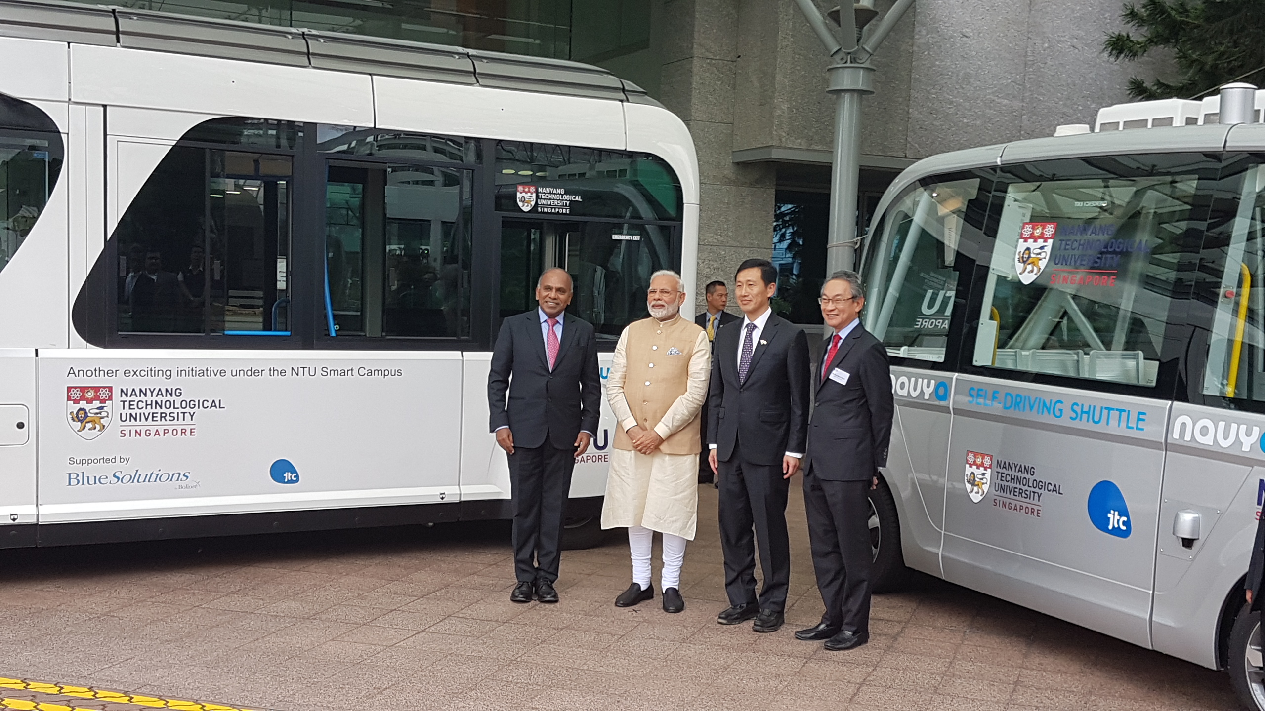 NTU President Subra Suresh, PM Modi, Singapore Education Minister Ong Ye Kung and NTU Board Chairman Koh Boon Hwee posing in front of the NTU-Blue Solutions Flash Shuttle and NTU's Navya Arma shuttle bus. Photo courtesy: NTU