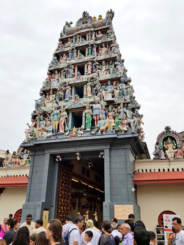 Mariamman Temple is the oldest Hindu temple in Singapore which was built in 1827. 