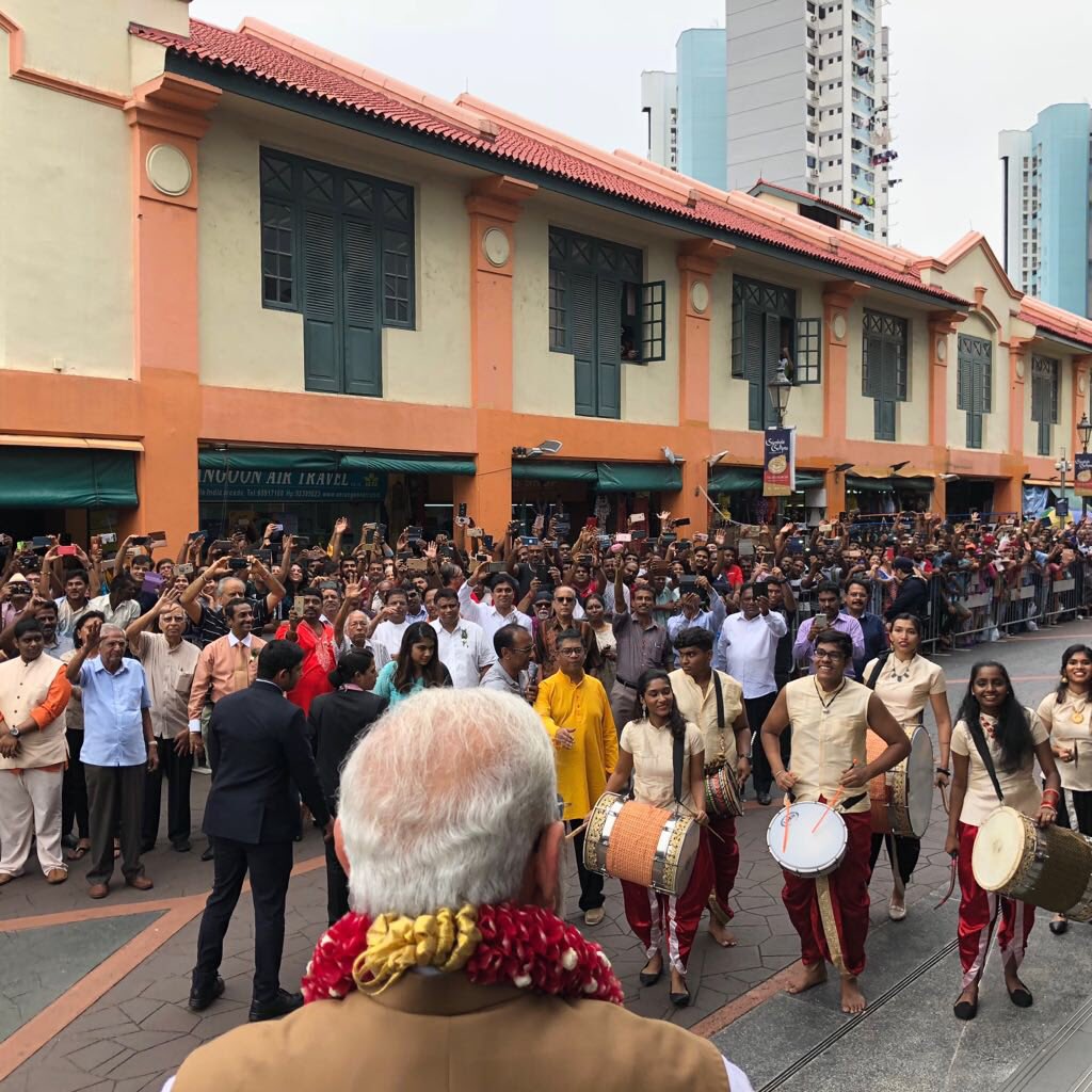 PM Modi being given a rousing reception at Indian Heritage Centre. Photo courtesy: Twitter/@MEAIndia 