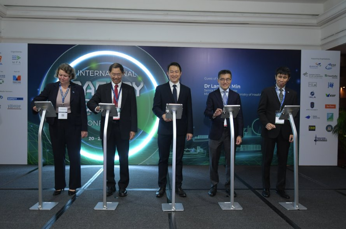 Dr Heike Deggim, Director, Director of Maritime Safety Division, International Maritime Organization (IMO), Mr NIam Chiang Meng, Chairman, Maritime and Port Authority of Singapore, Dr Lam Pin Min, Senior Minister of State for Ministry of Transport & Ministry of Health, Mr Andrew Tan, Chief Executive, Maritime and Port Authority of Singapore and Mr Michael Phoon, Executive Director, Singapore Shipping Association launching the opening of the conference