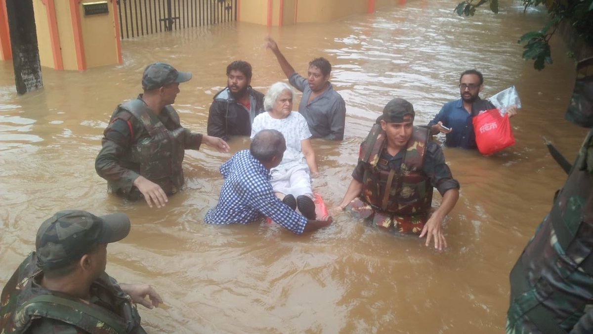 Indian armymen rescuing an old woman trapped in Kerala floods. Photo courtesy: Twitter@/ADG PI, Indian Army