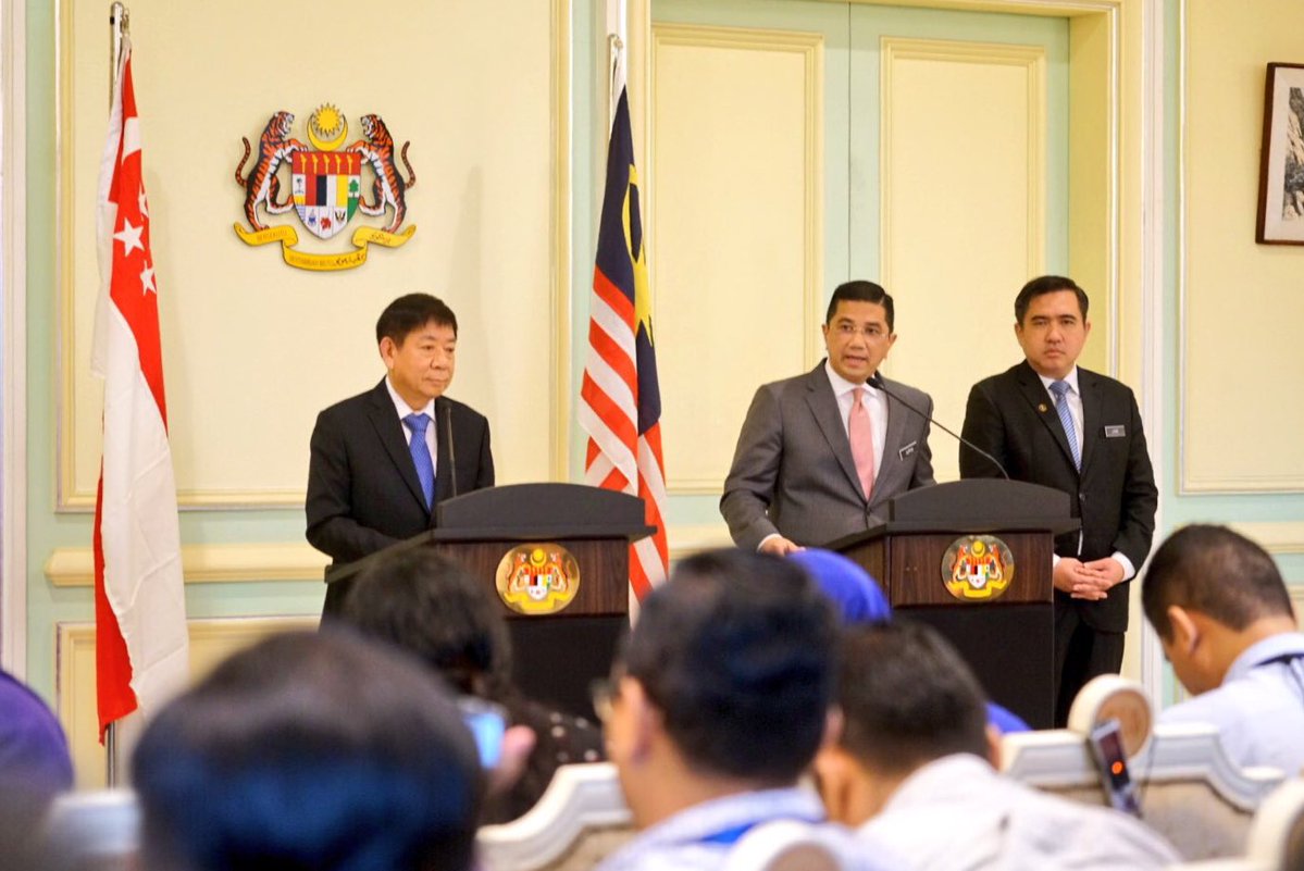 Transport Minister of Singapore Khaw Boon Wan and Malaysian Economic Affairs Minister Azmin Ali jointly adressing a press conference in Putrajaya after the singing the agreement. Photo courtesy: Twitter@/AzminAli