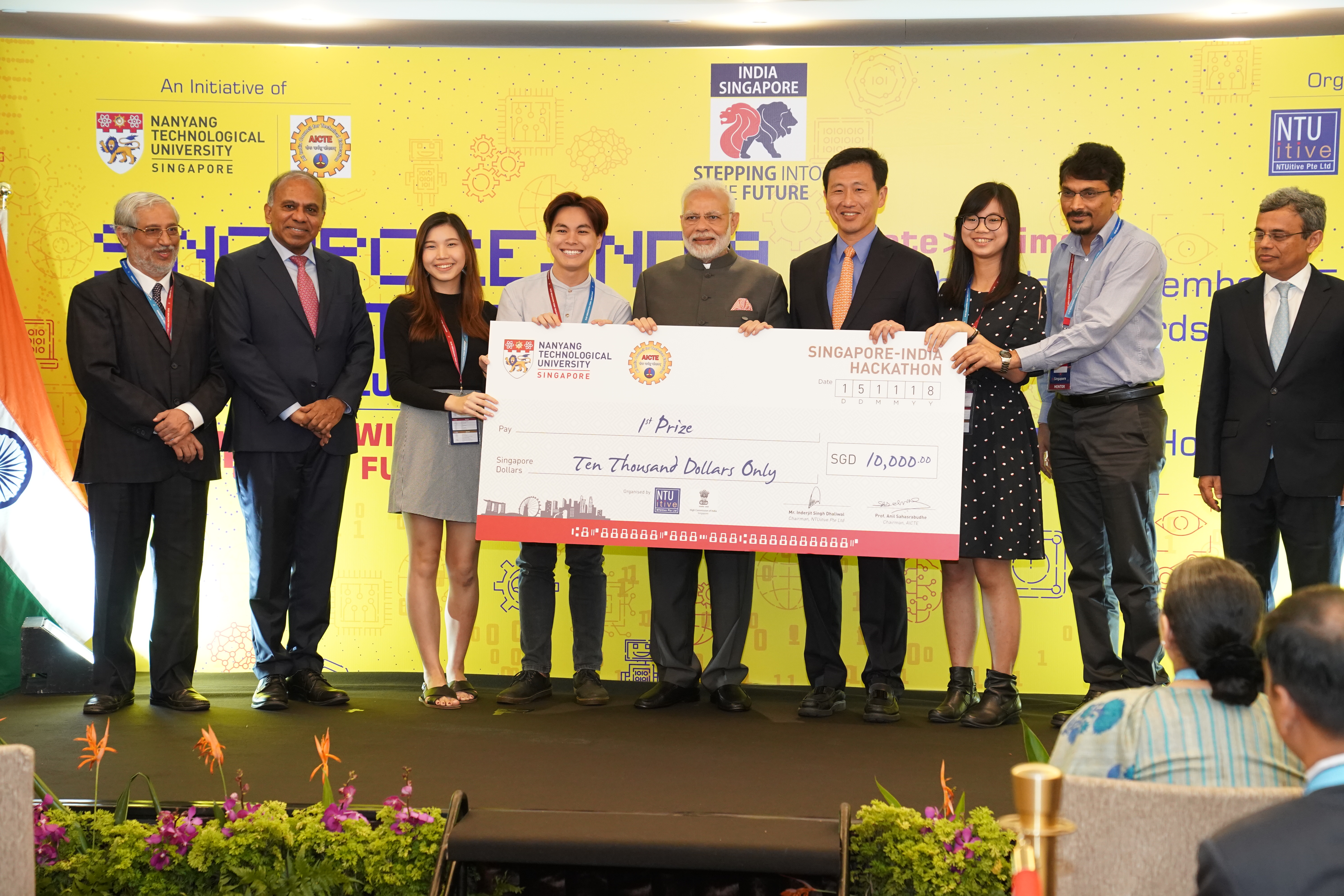 Singapore first prize winners Team Vandhe (NTU Singapore), with Indian Prime Minister Narendra Modi and Singapore’s Education Minister Ong Ye Kung, with (far left) AICTE chairman Prof Anil Sahasrabudhe, NTU President Prof Subra Suresh, and (far right) High Commissioner of India to Singapore Jawed Ashraf. Photo courtesy: NTU