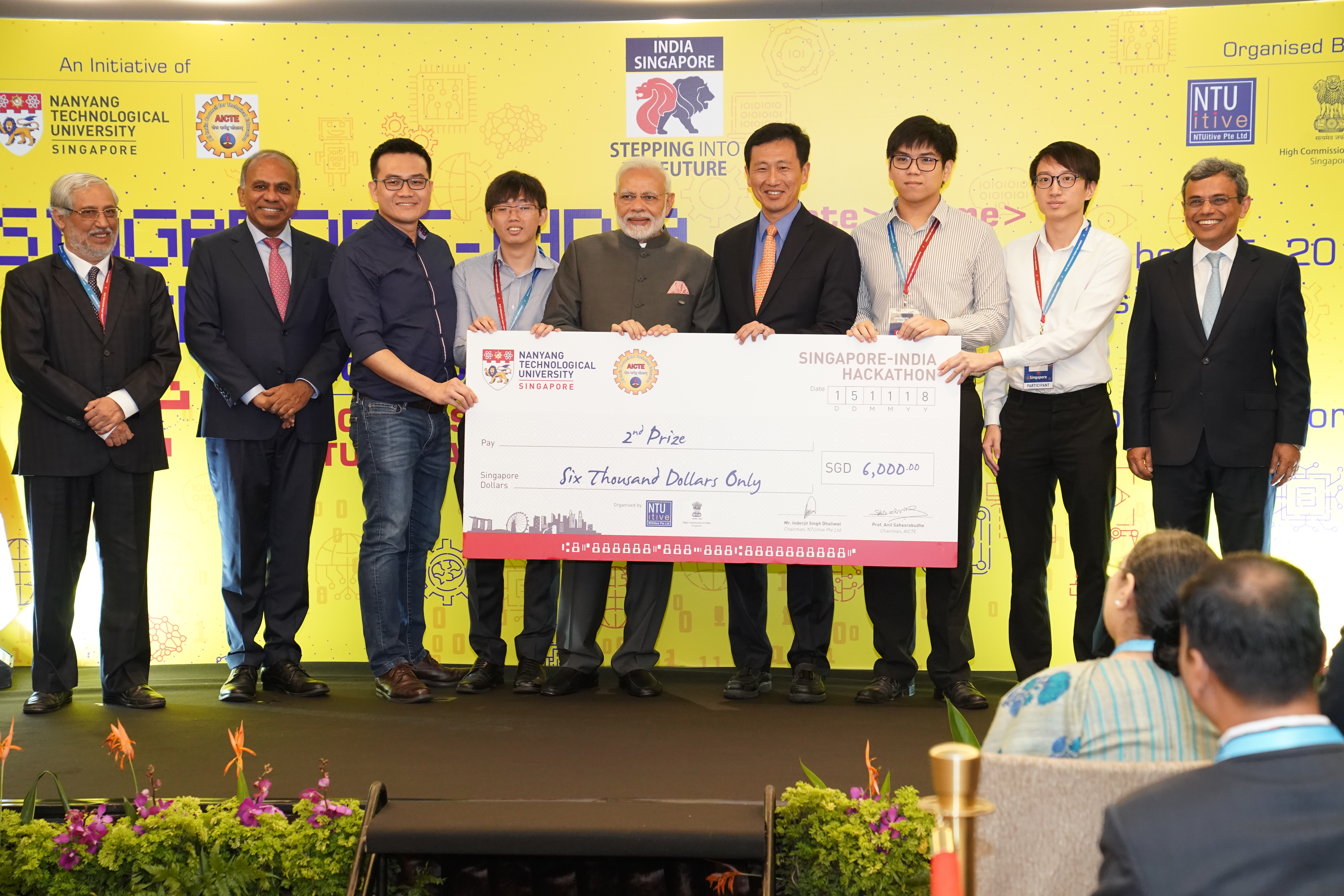 Singapore second prize winners Team ZPJ (NTU Singapore), with Indian Prime Minister Narendra Modi and Singapore’s Education Minister Ong Ye Kung, (far left) AICTE chairman Prof Anil Sahasrabudhe, NTU President Prof Subra Suresh, and (far right) High Commissioner of India to Singapore Jawed Ashraf. Photo courtesy: NTU