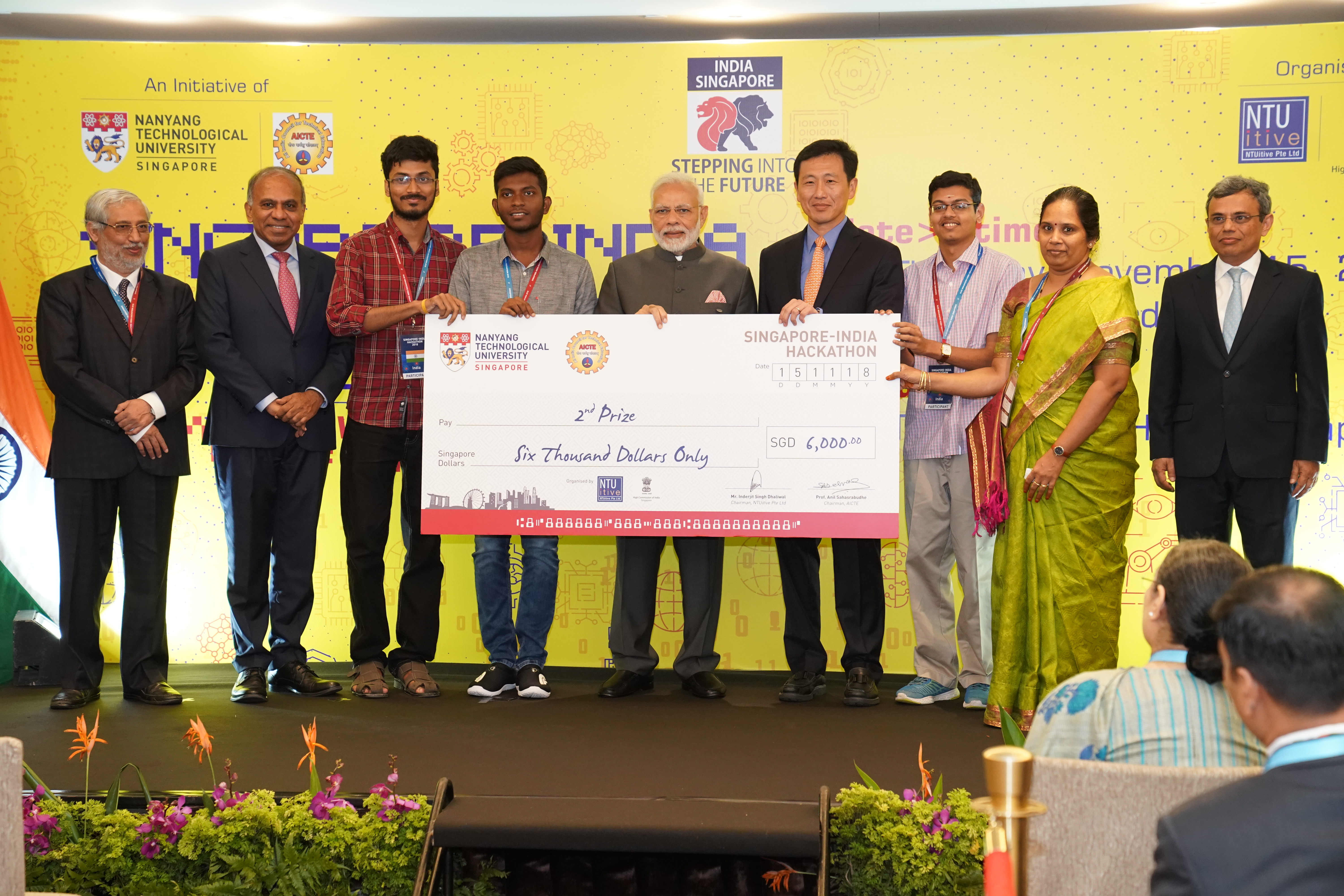 India second prize winners Team NIT Trichy with Indian Prime Minister Narendra Modi and Singapore’s Education Minister Ong Ye Kung, (far left) AICTE chairman Prof Anil Sahasrabudhe, NTU President Prof Subra Suresh, and (far right) High Commissioner of India to Singapore Jawed Ashraf. Photo courtesy: NTU