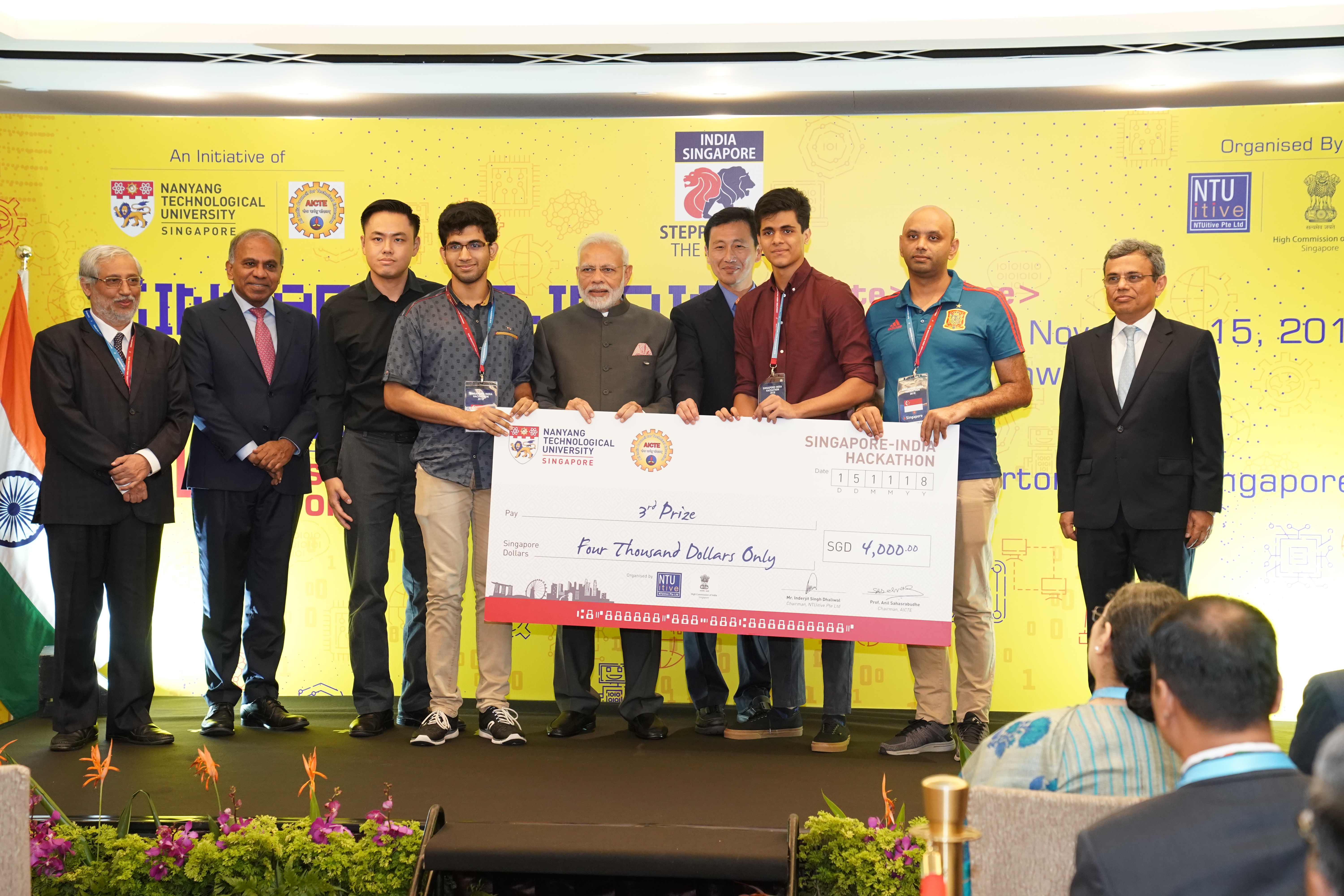 Singapore third prize winners Team Rakshacam (Singapore University of Technology and Design), with Indian Prime Minister Narendra Modi and Singapore’s Education Minister Ong Ye Kung, (far left) AICTE chairman Prof Anil Sahasrabudhe, NTU President Prof Subra Suresh, and (far right) High Commissioner of India to Singapore Jawed Ashraf. Photo courtesy: NTU