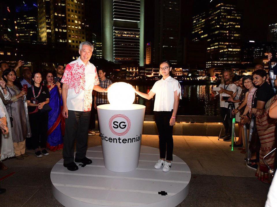    Prime Minister of Singapore Lee Hsien Loong and the youngest light bearer, Kayla Choy, from Anthony’s Canossian Primary School kicking off the Singapore's Bicentennial year celebrations on January 28. Photo courtesy: Facebook page of Singapore's Bicentennial 