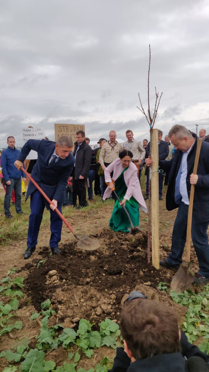 #Czech PM Andrej Babis and the Indian Ambassador plant 150 trees to celebrate Bapu@150