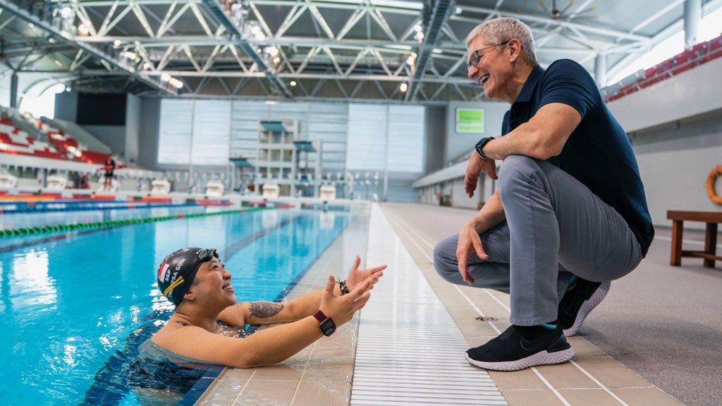 Cook with Singapore paralympian Theresa Goh. Photo courtesy: Tim Cook, Twitter