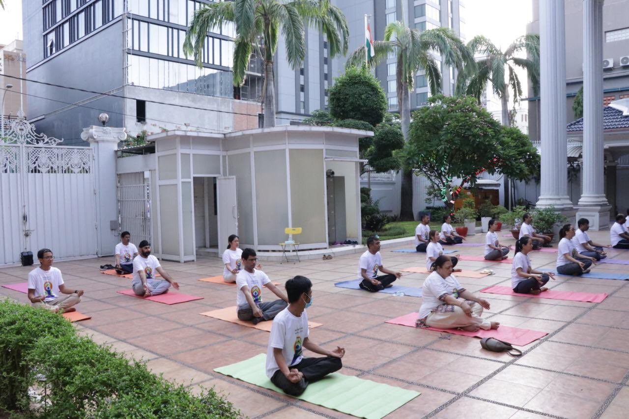 6th #IDY2020 by  @indembcam  in the presence of enthusiastic yoga participants including Secretary of State Hab Touch.